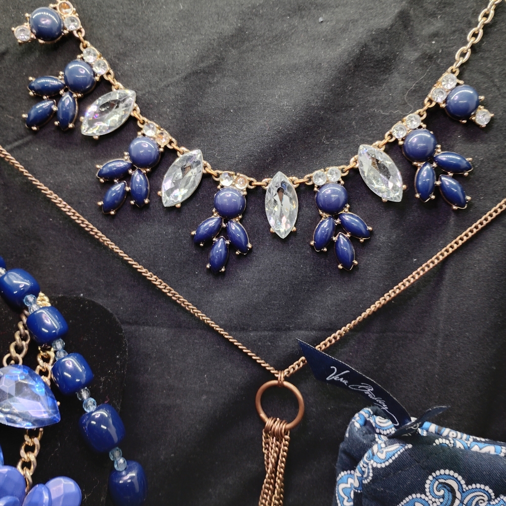 Elegant Blue Necklace Set - Picture 9 of 13